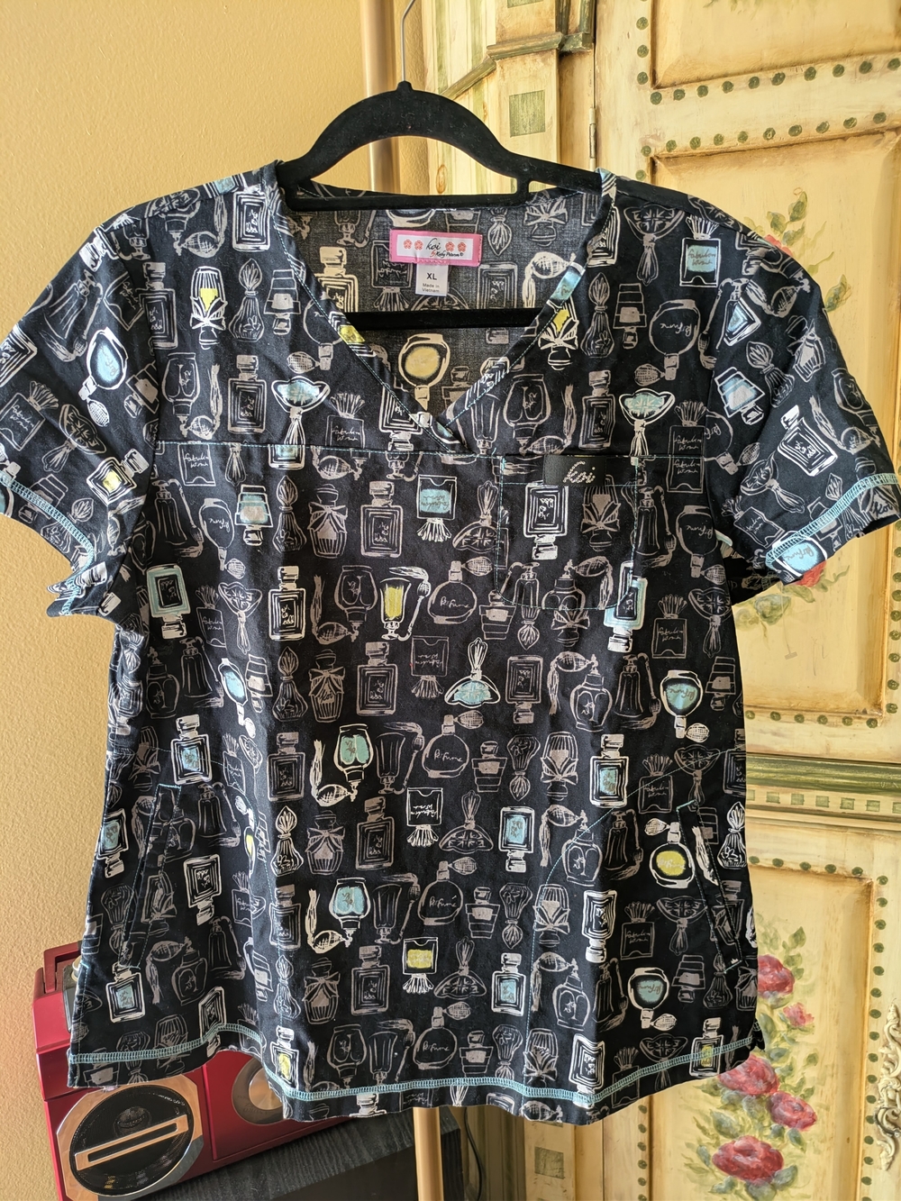 koi Black Perfume Bottle Print V-Neck Scrub Top Sz XL